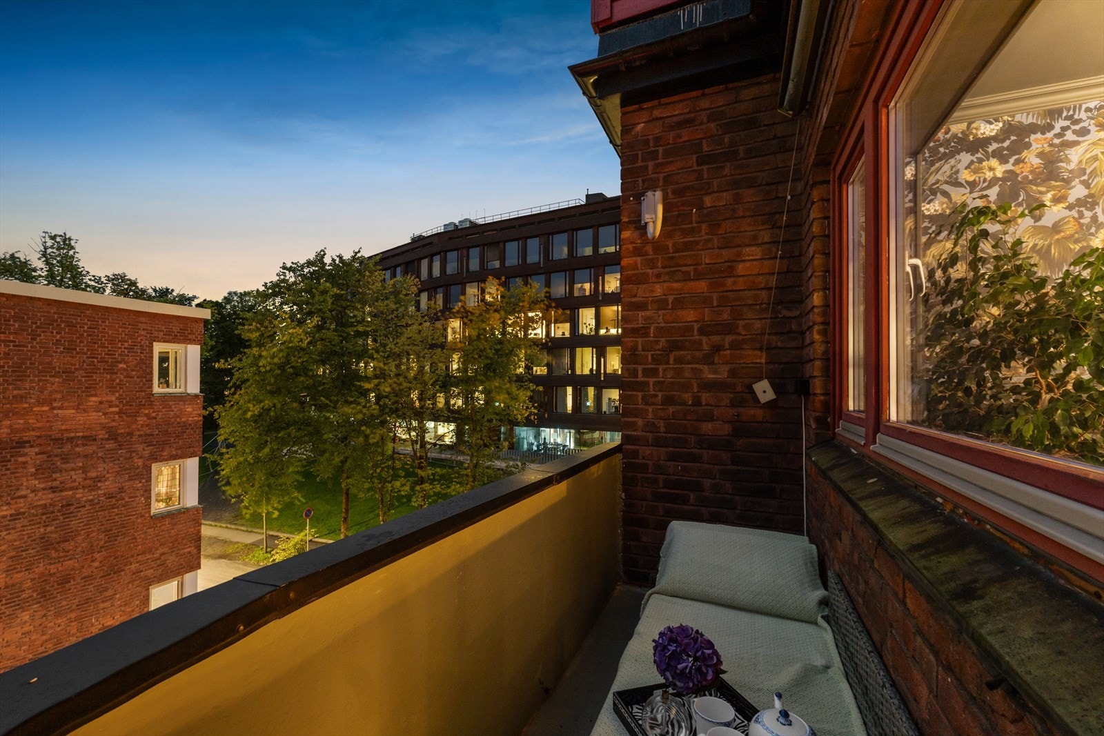 Balkongen er ca. 3 kvm og har plass til kafésett eller sittebenk. Galleribilde