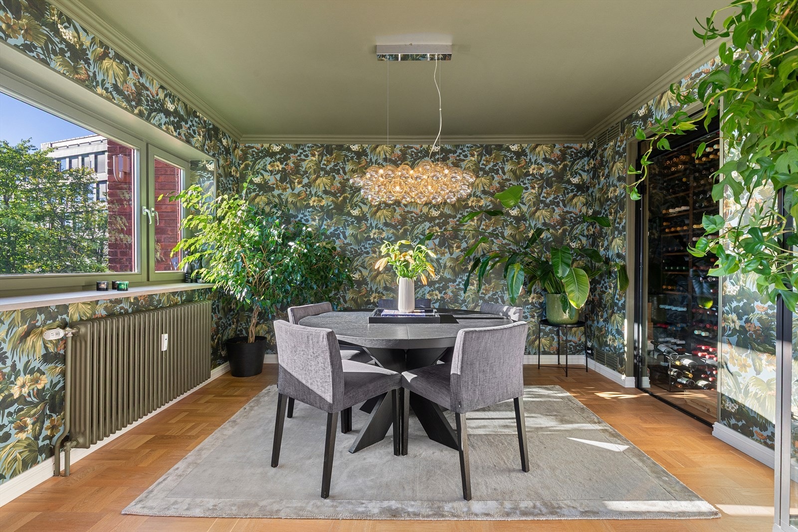 Lys og innbydende spisestue med plass til gode måltider og lange samtaler. Galleribilde