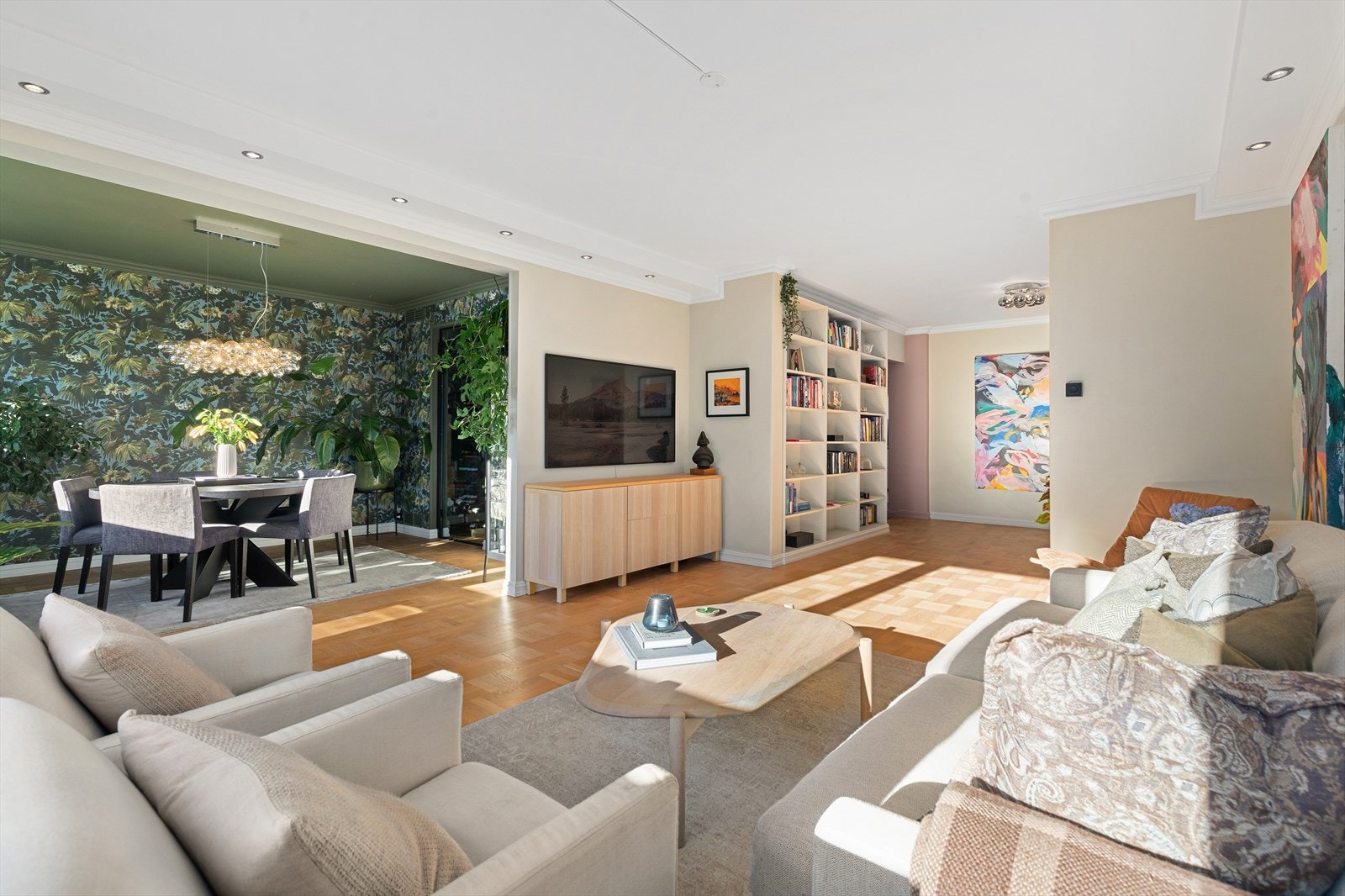 Boligen ble vesentlig oppgradert i 2021. Gulvene i stuen ble avrettet og det ble lagt ny parkett fra Tarkett og overflater ble sparklet og malt. Galleribilde