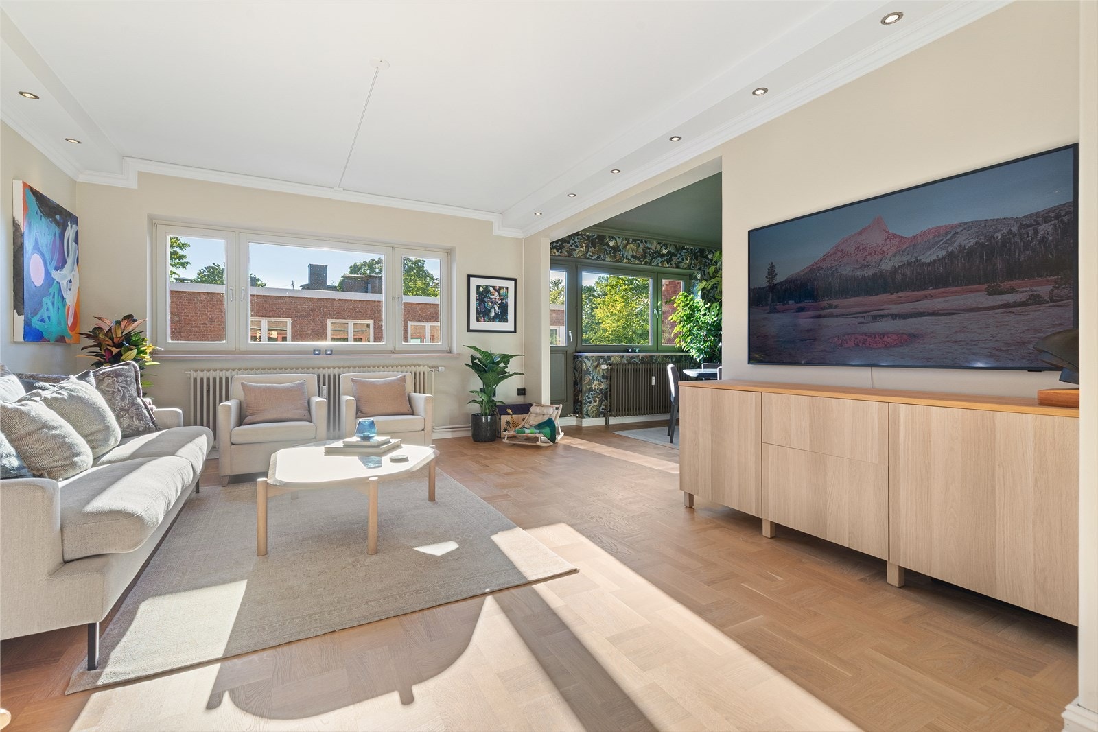 Den store stuen er lys og åpen med mange innredningsmuligheter og god plass til flere soner. Galleribilde