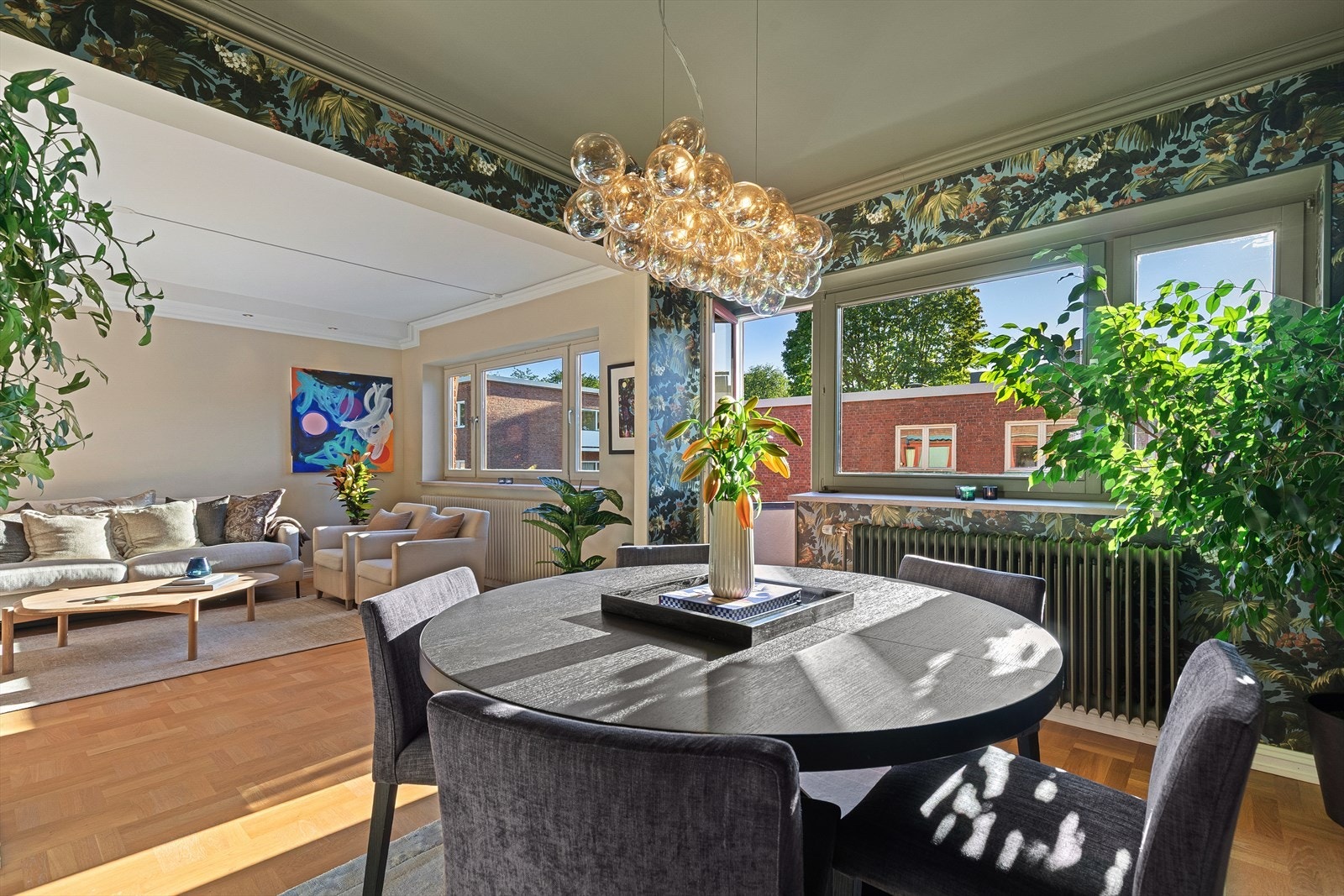 Spisestuen har en moderne tapet fra House of Hackney, god plass til spisebord og utgang til balkong. Galleribilde