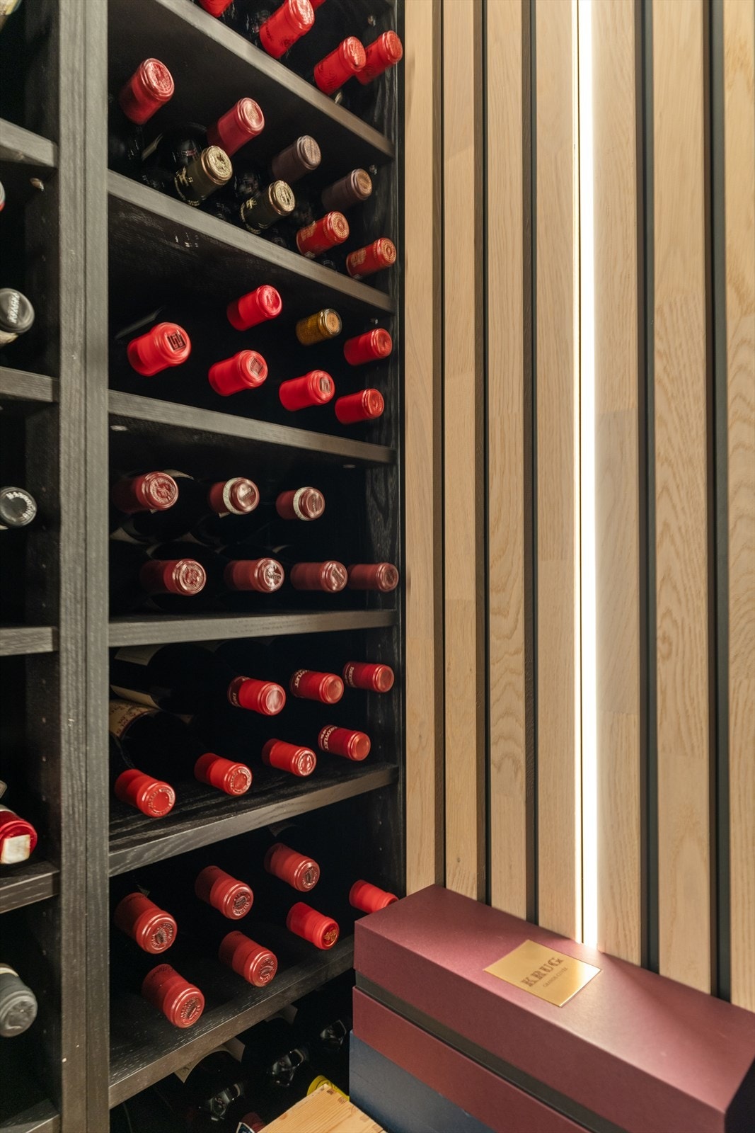 Spilekledning i vinrommet og lekker belysning. Galleribilde