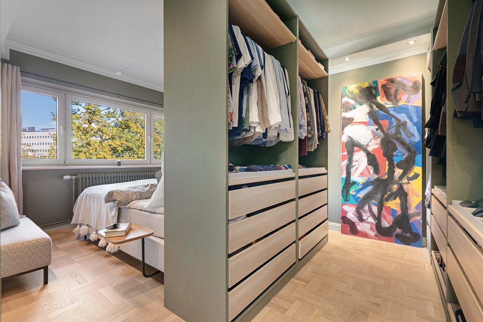 Lyst og romslig hovedsoverom med flott walk-in-closet. Galleribilde