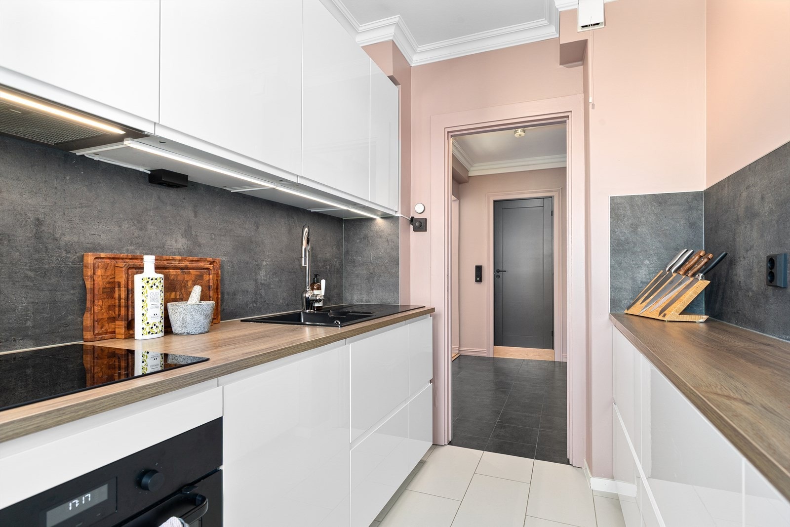 Kjøkkenet har godt med benk- og skapplass. Kjøkkenet fikk ny platetopp (induksjon) i 2025. Galleribilde