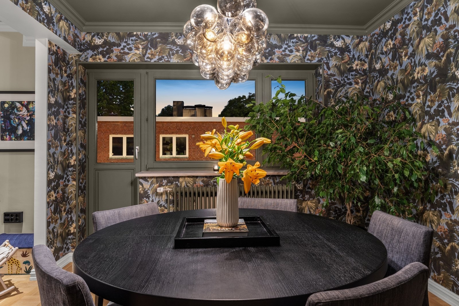 Stilsikker spisestue med dempet belysning og utsøkt atmosfære. Galleribilde