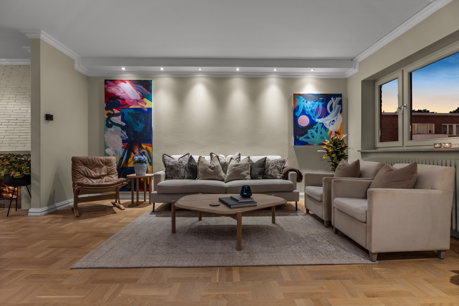 Kveldslyset fremhever materialvalg og detaljer på sitt beste. Galleribilde