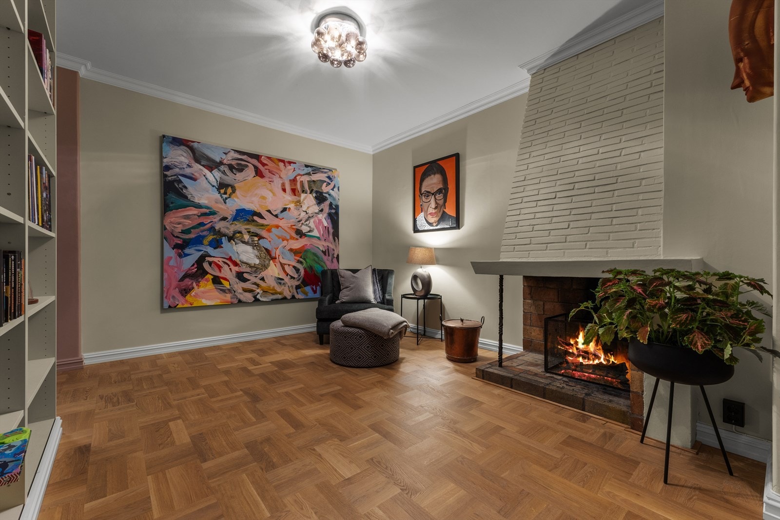 Her kan sene vinterkvelder nytes foran peisen med en god bok eller hyggelig selskap. Galleribilde