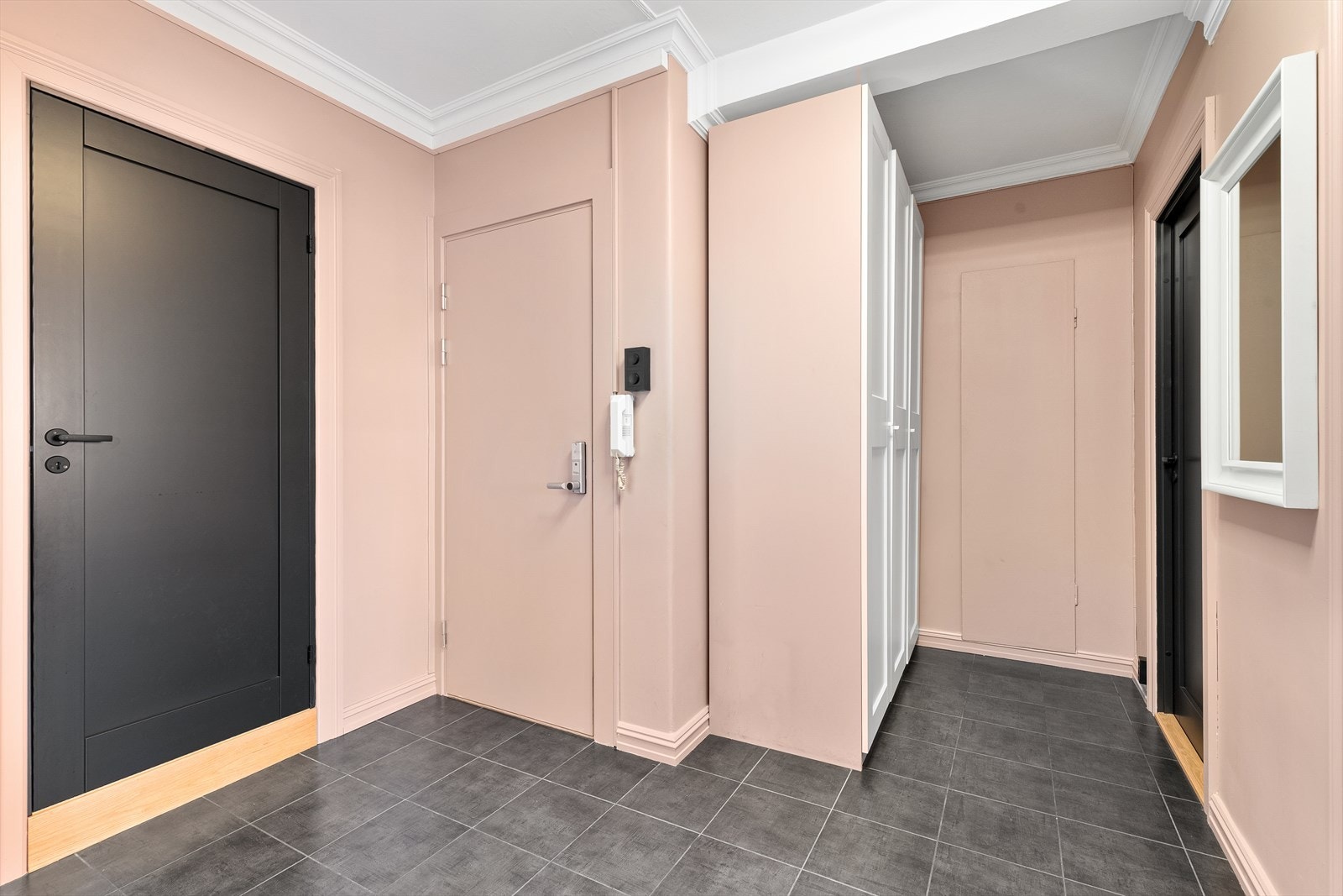 Flislagt entré/gang med stor garderobe for oppbevaring av yttertøy og sko. Galleribilde