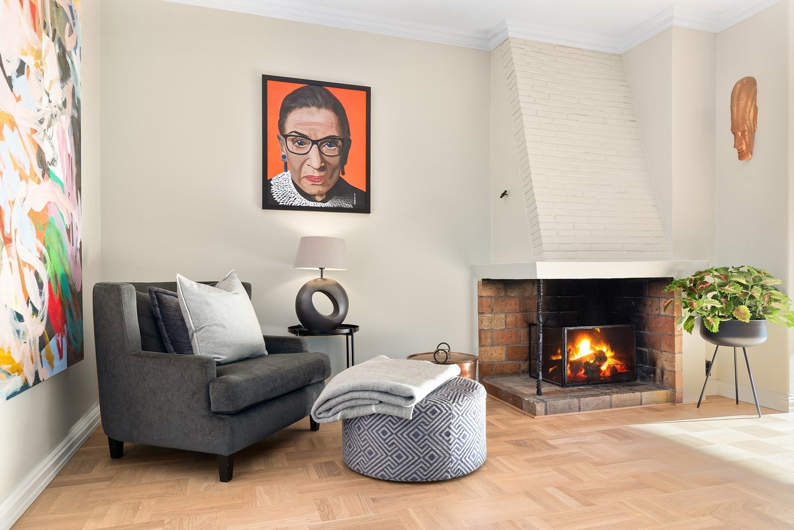 Hyggelig peisestue med varmende og sjarmerende ildsted. Galleribilde