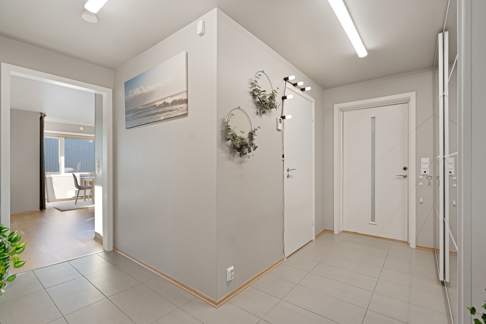 Stor hall med god garderobeløsning Galleribilde