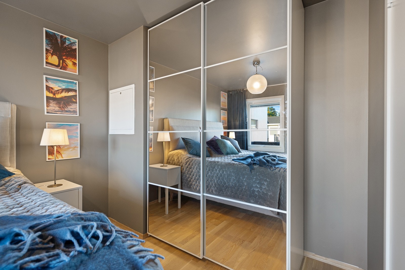 Stor skyvedørsgarderobe på soverom 1 Galleribilde