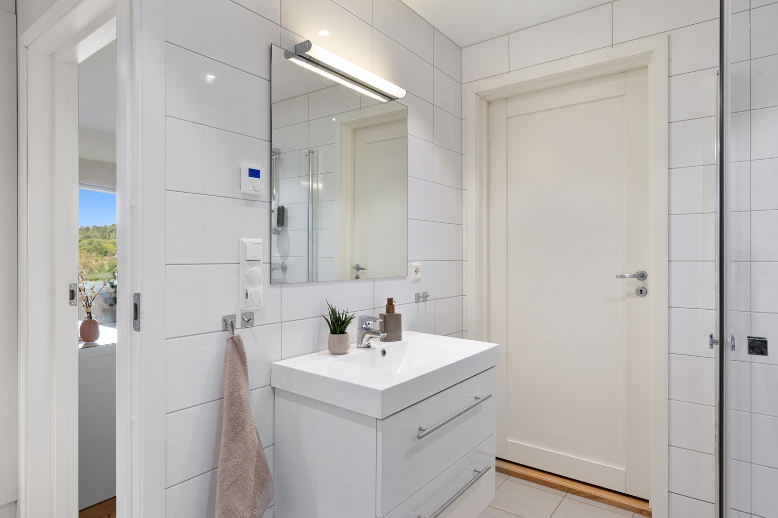 Bod i bakkant av badet. Galleribilde