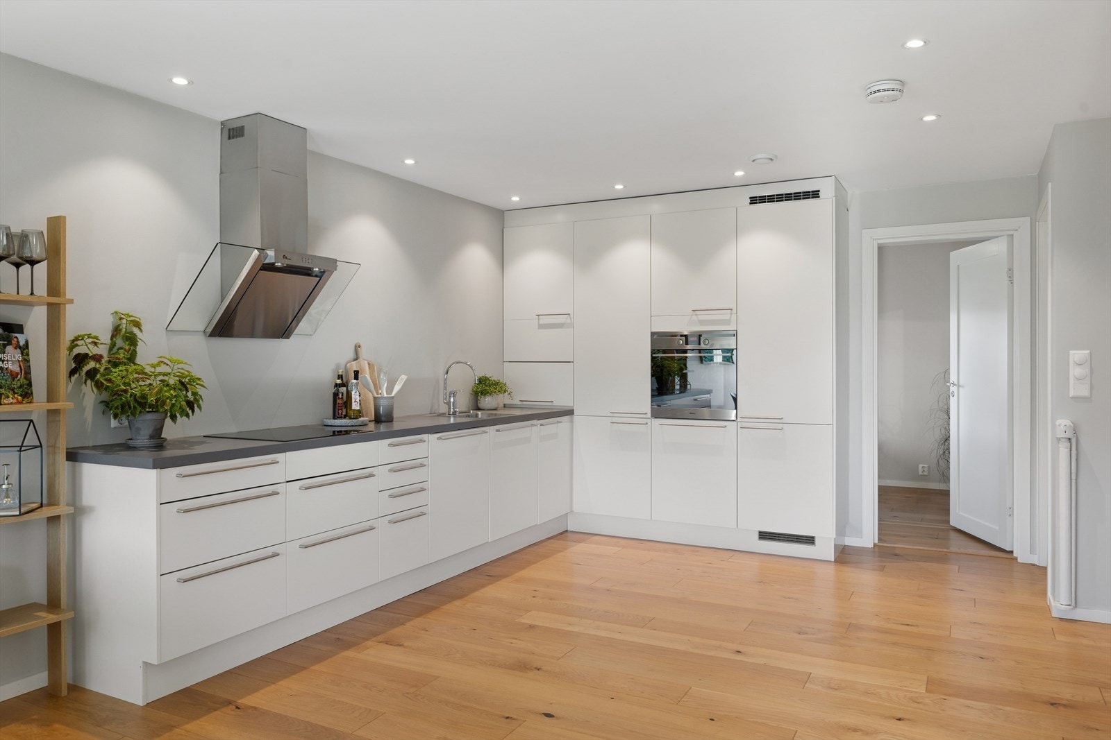 Velutstyrt og tidløst kjøkken. Galleribilde