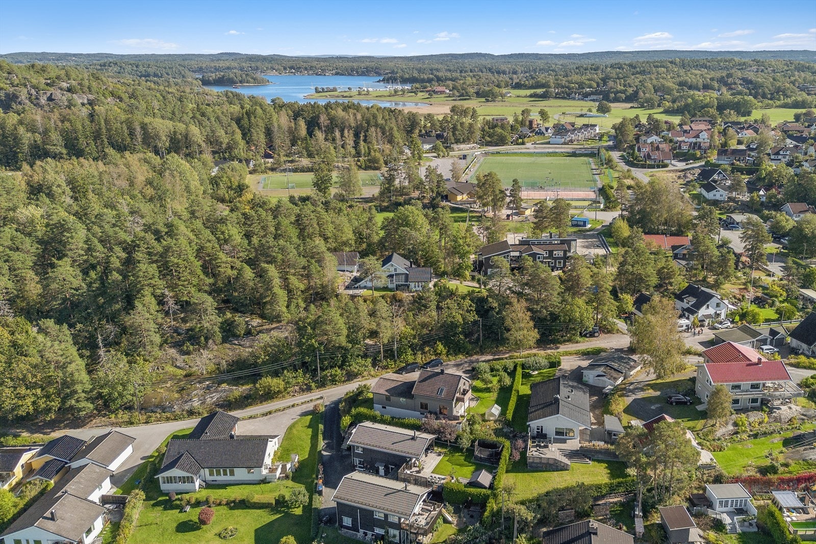 Idrettsanlegg rett ved, og flere flott tur og rekreasjonsområder. Galleribilde