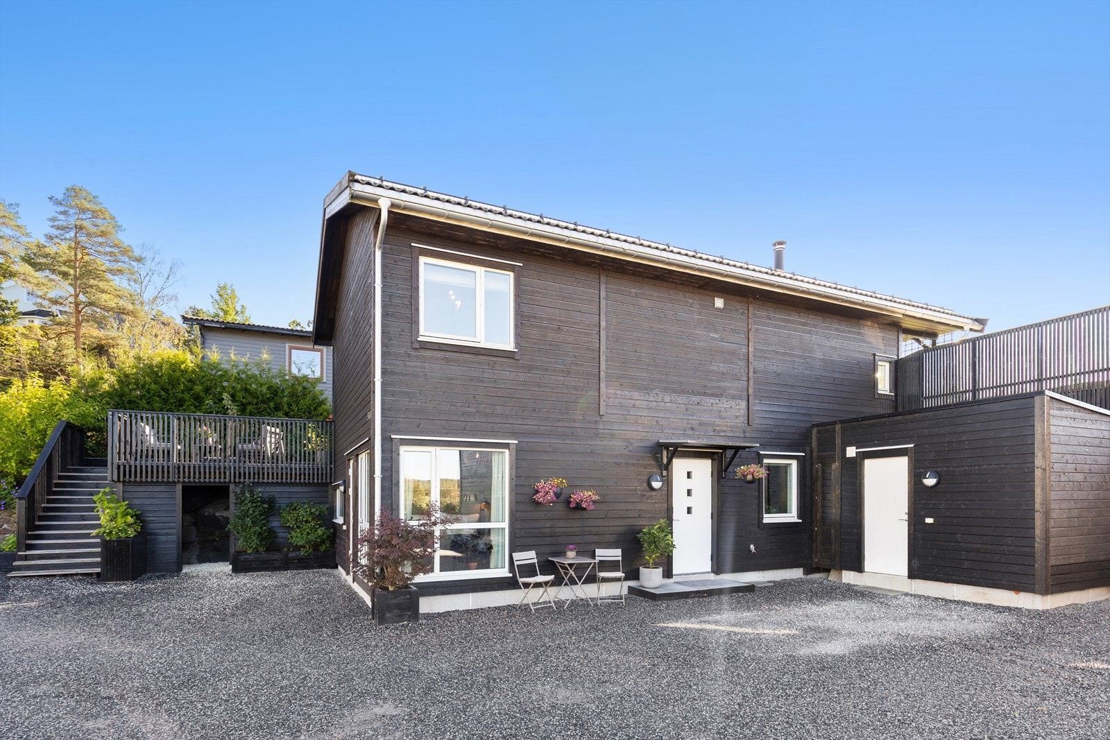 Isolert bod ved inngangspartiet og ellers flere gode oppbevaringsmuligheter rundt boligen. Galleribilde