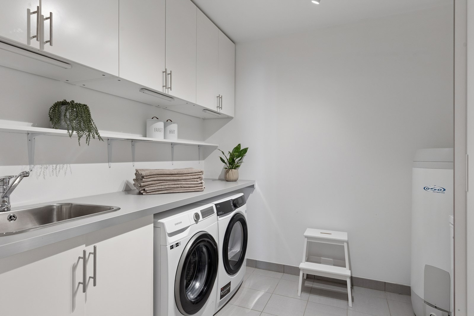 Adskilt og praktisk innredet vaskerom i bakkant Galleribilde