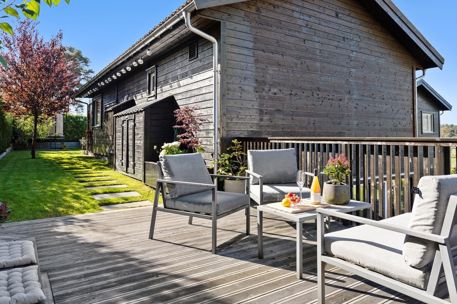 Terrasse på nordsiden, her har du siste stråle fra kveldssolen. Galleribilde
