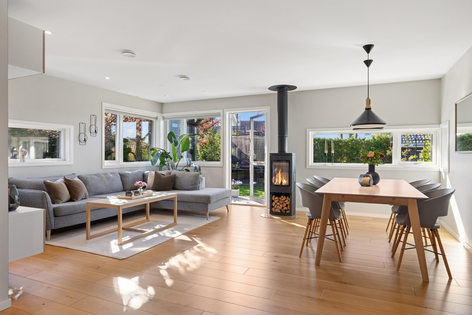 Legg merke til variasjonen i vindusflater, som er med på å gi huset karakter og et hyggelig inneklima. Galleribilde