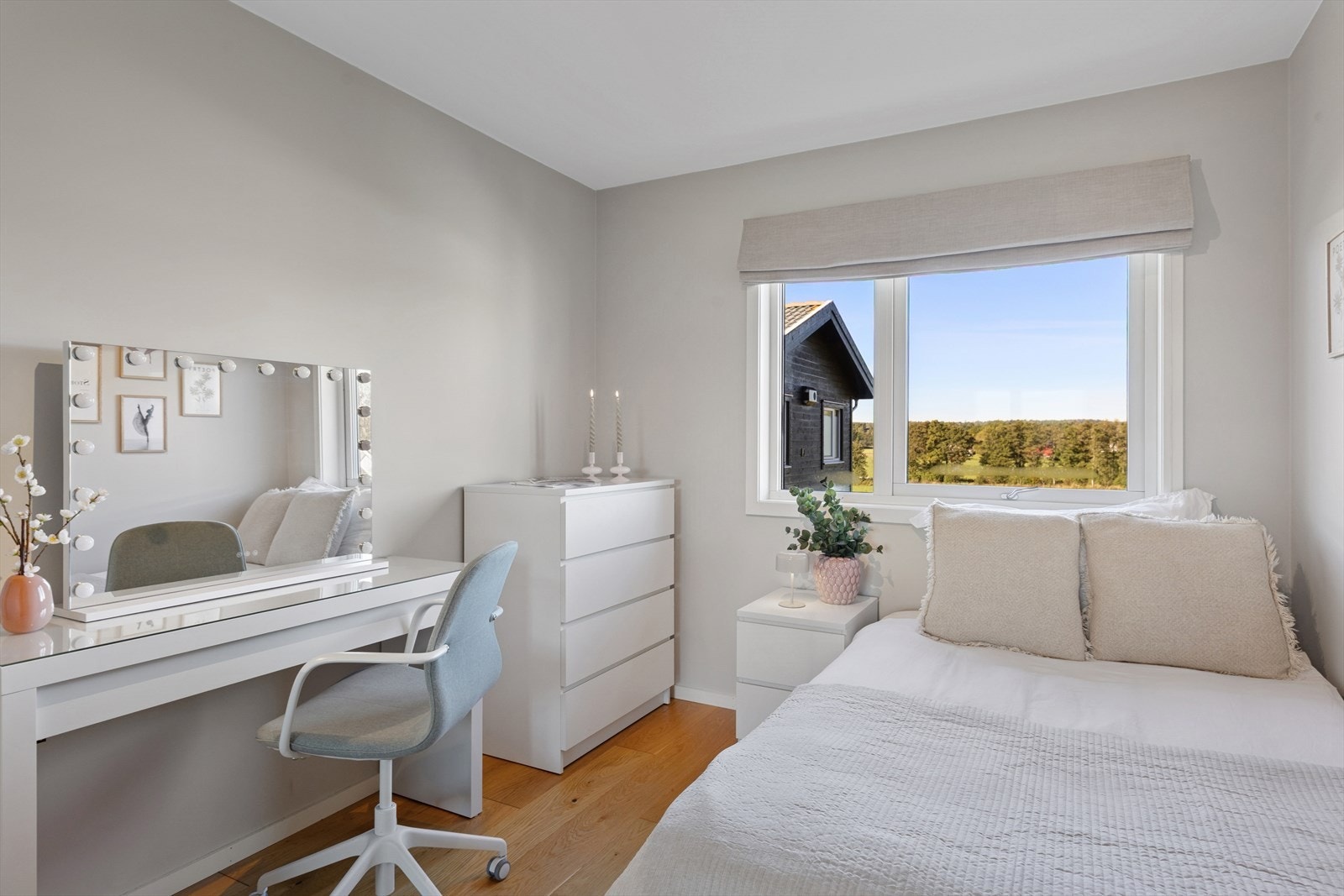 Soverom/kontor i 1. etasje. Galleribilde