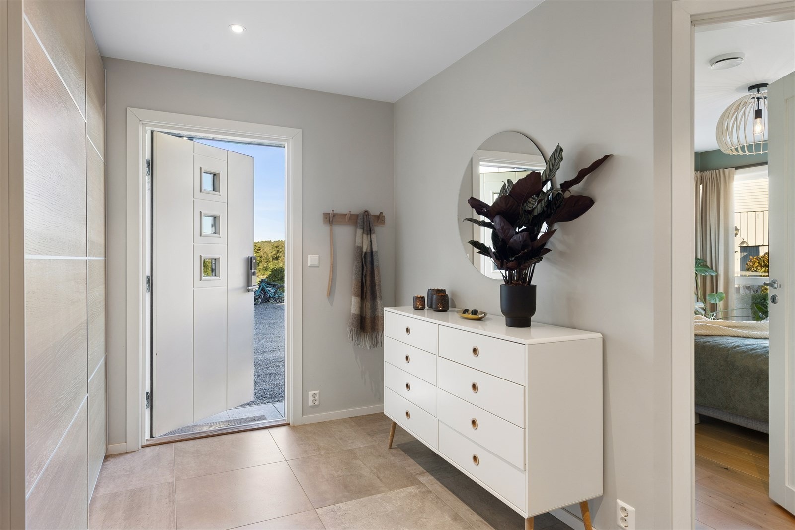 God plass til garderobeløsninger i entréen. Galleribilde