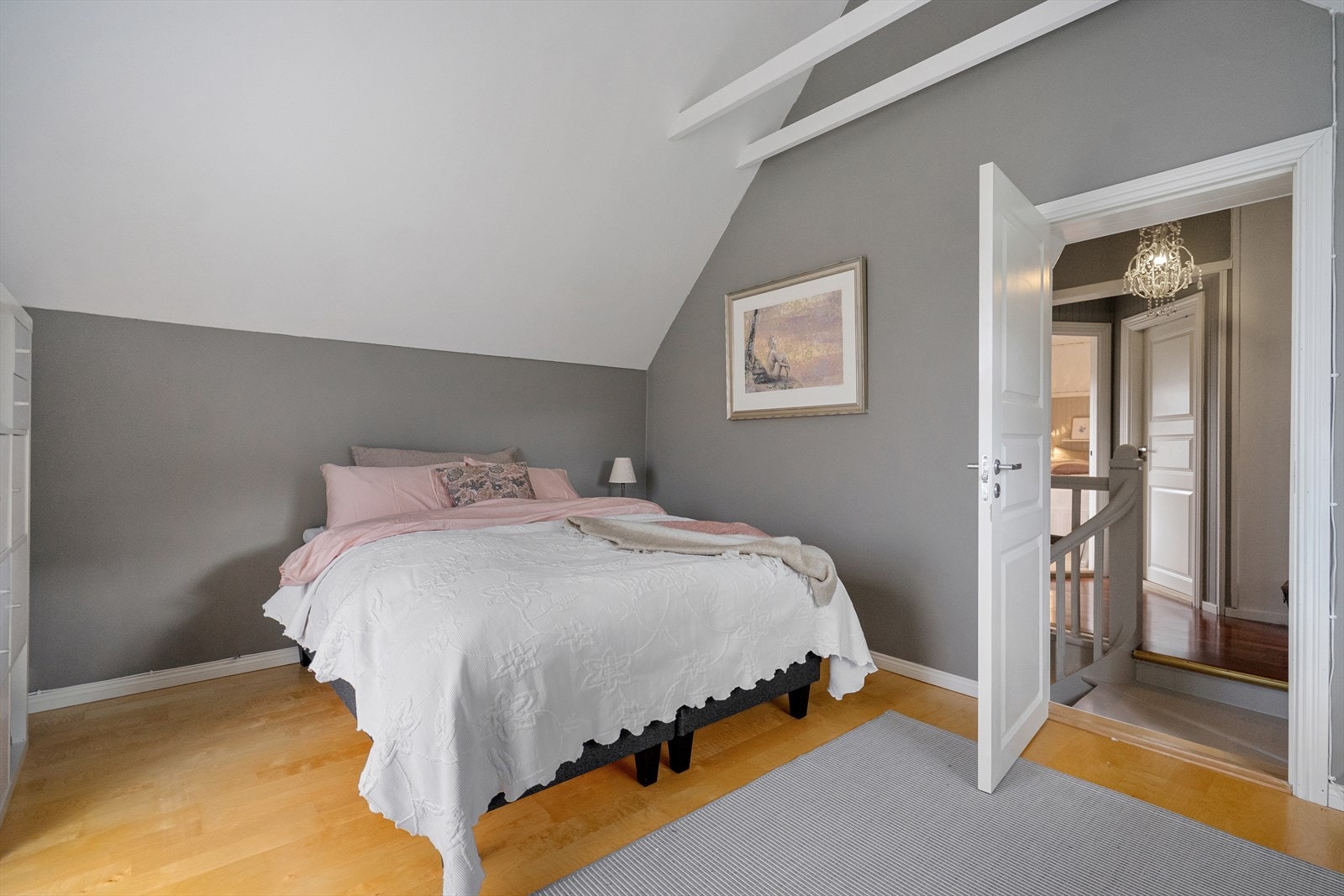 Soverom 3 - Soverom med takhøyde, rolige farger og koselig atmosfære - et harmonisk soverom som kombinerer sjarm og funksjonalitet Galleribilde