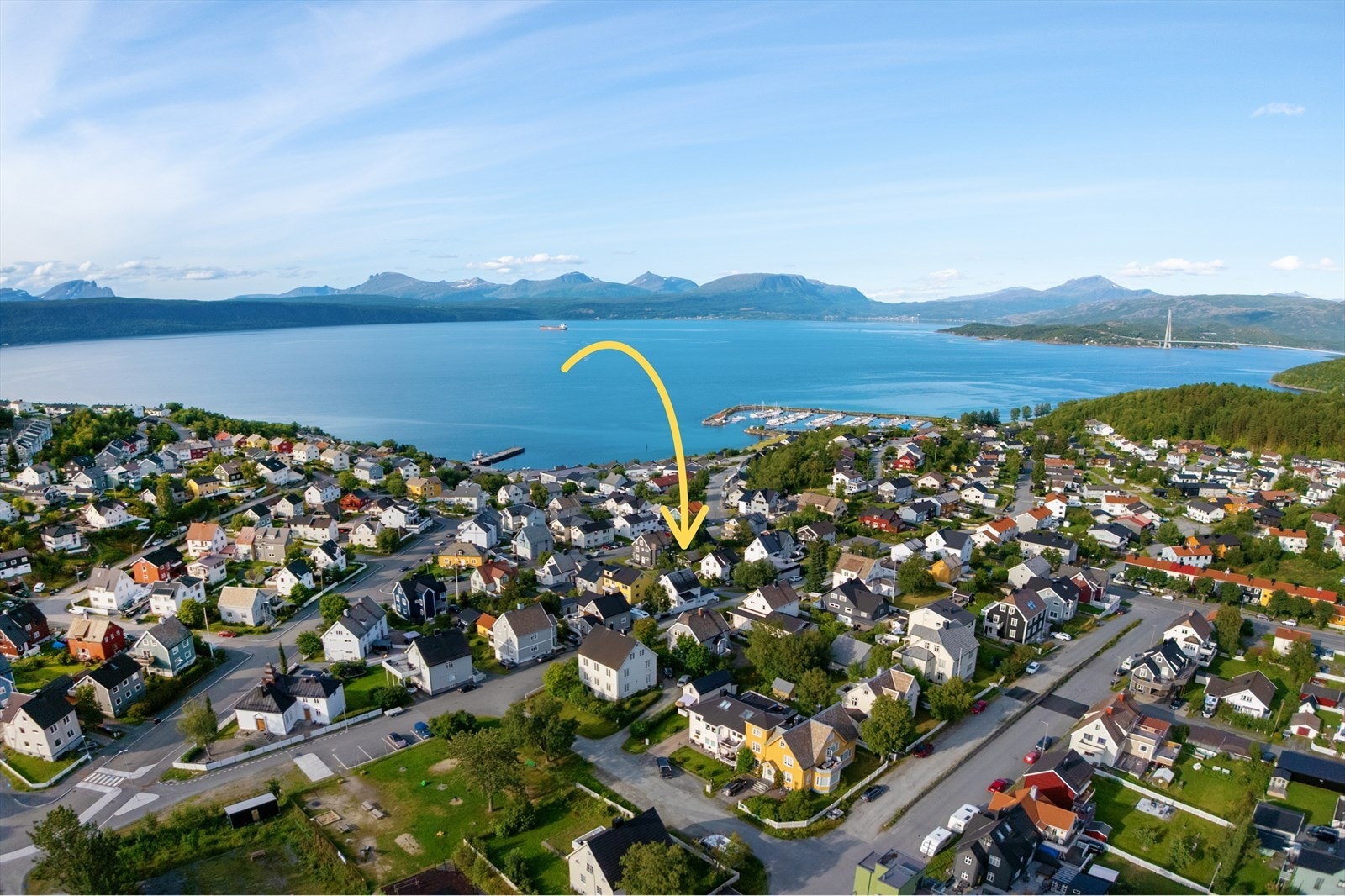 Oversiktsbilde som viser eiendommens flotte beliggenhet nær sjøen, med kort vei til havn og turområder Galleribilde