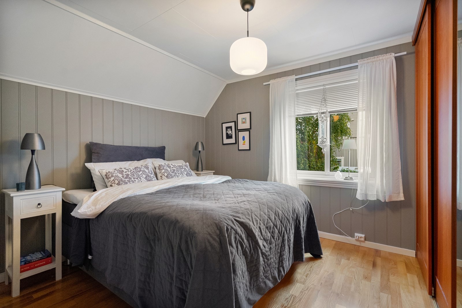 Soverom 1 - et lunt og behagelig soverom med plass til både dobbeltseng, nattbord og garderobeløsning Galleribilde