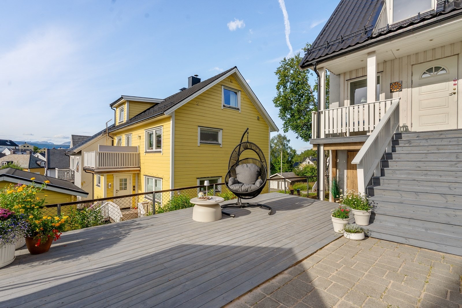 Her kan du nyte ulike soner og en hyggelig atmosfære både ute og inne - huset er godt opparbeidet, og her kan du flytte rett inn! Galleribilde