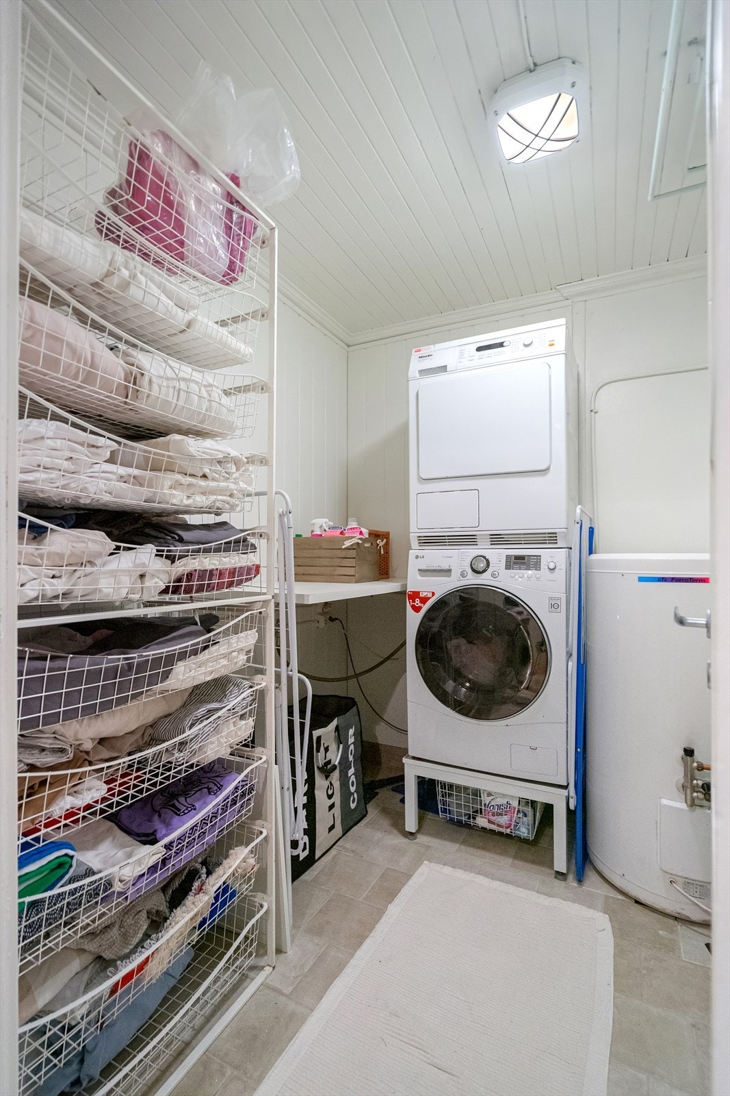 Eget vaskerom med både vaskemaskin, tørketrommel og god oppbevaringsplass Galleribilde