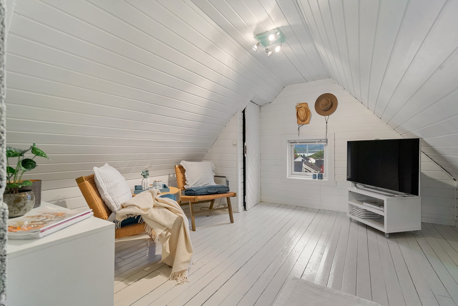 En lys og koselig loftstue - perfekt som ekstra oppholdsrom eller lekerom Galleribilde