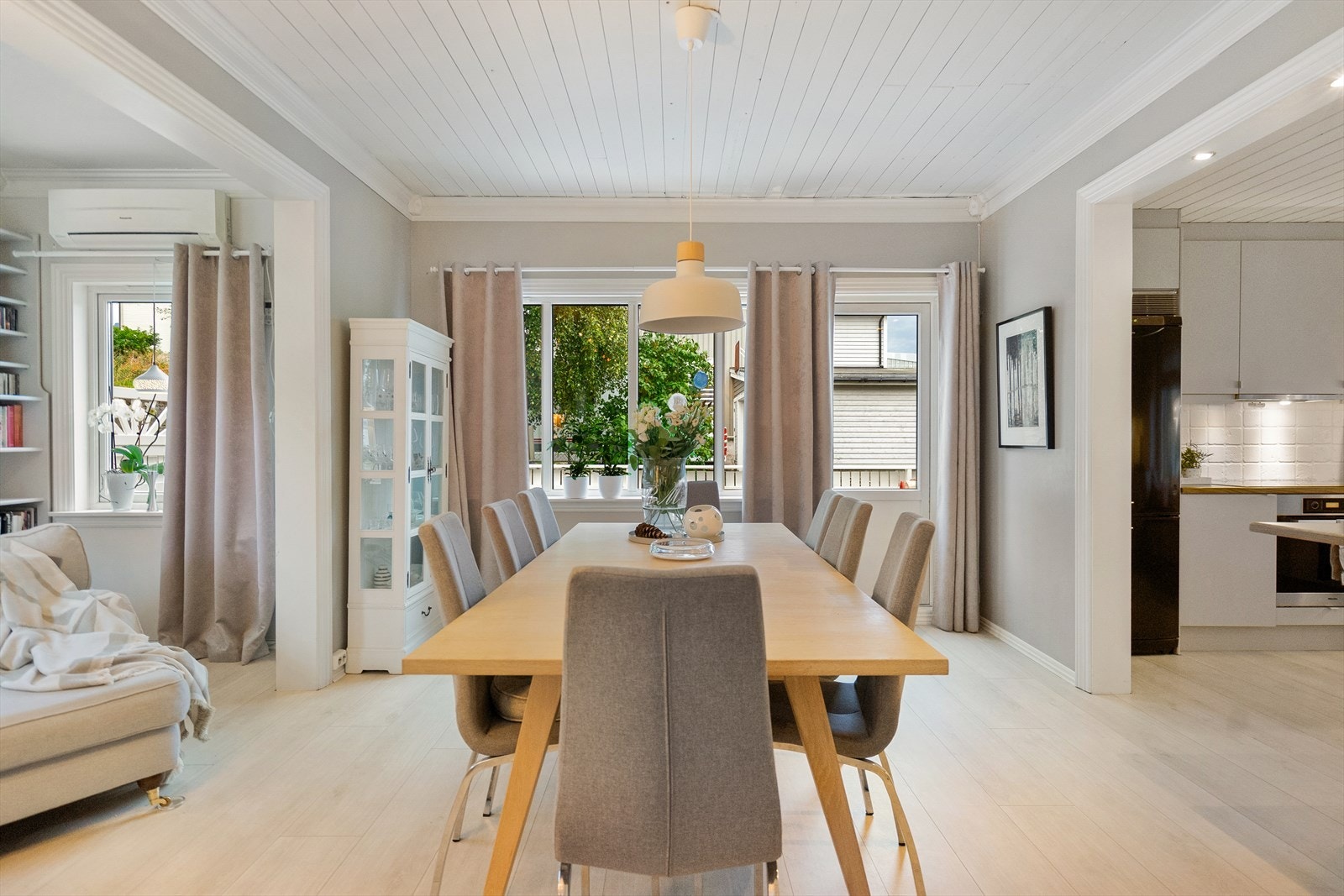 Her kan du nyte måltidene med utsikt mot grønne omgivelser - et lyst og trivelig rom Galleribilde