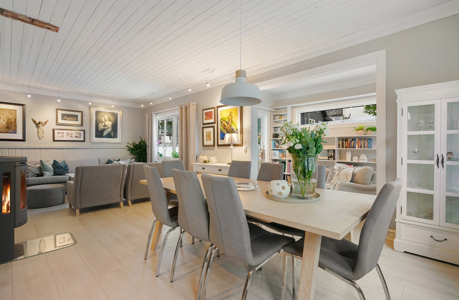 Spiseplassen er hjemmets naturlige samlingspunkt - med plass til lange måltider, varme samtaler og peiskos Galleribilde