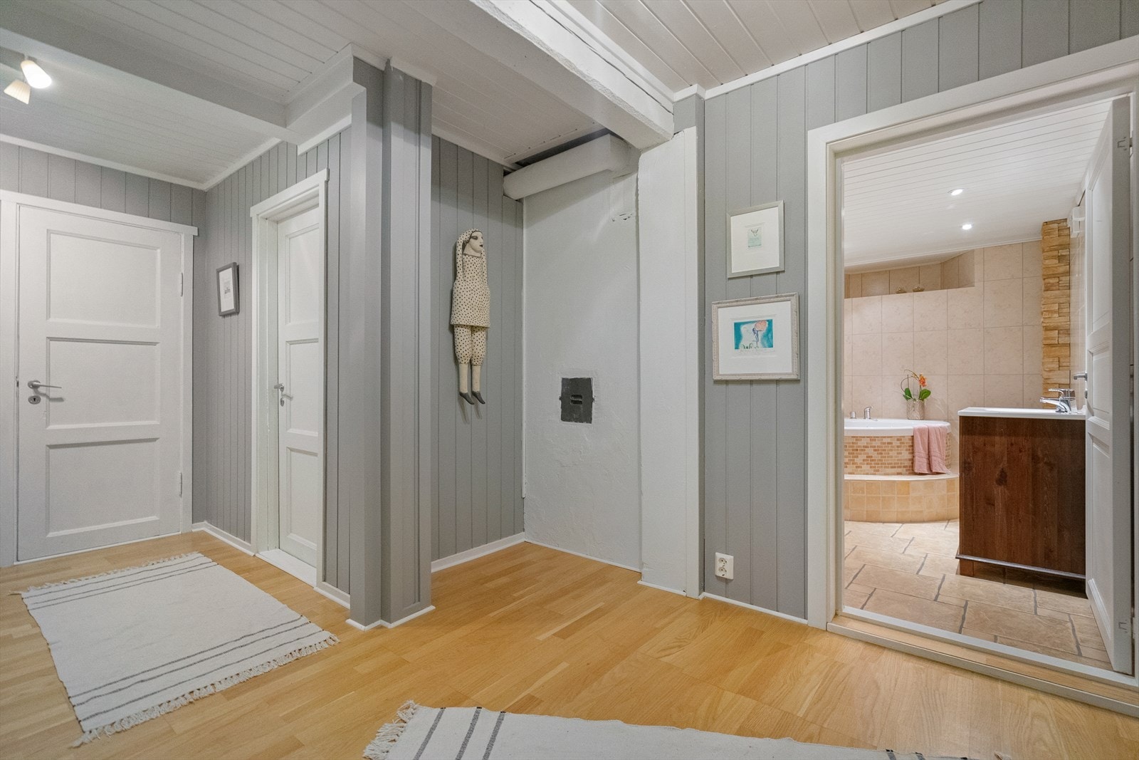 Lyst og funksjonelt kjellerareal - perfekt til kontor, hobbyrom eller ekstra oppholdsplass Galleribilde