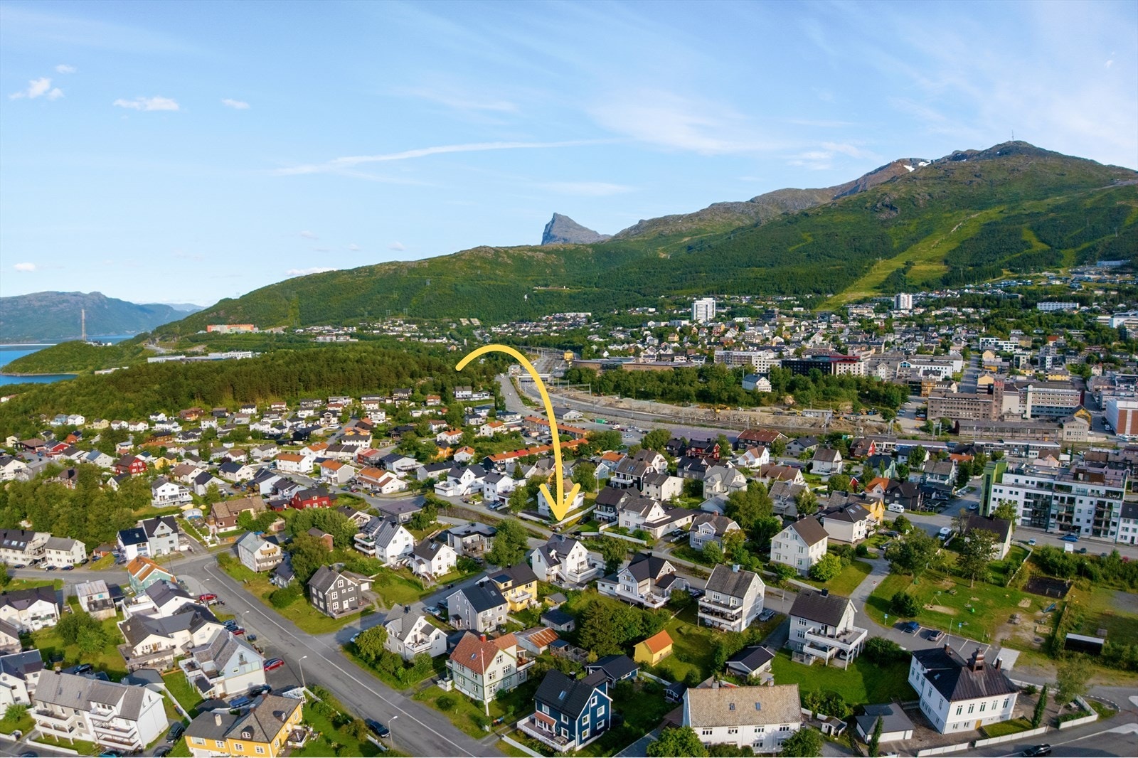 Boligen ligger i et rolig og etablert boligområde, samtidig er det kort vei til sentrum med butikker, skoler og barnehager Galleribilde