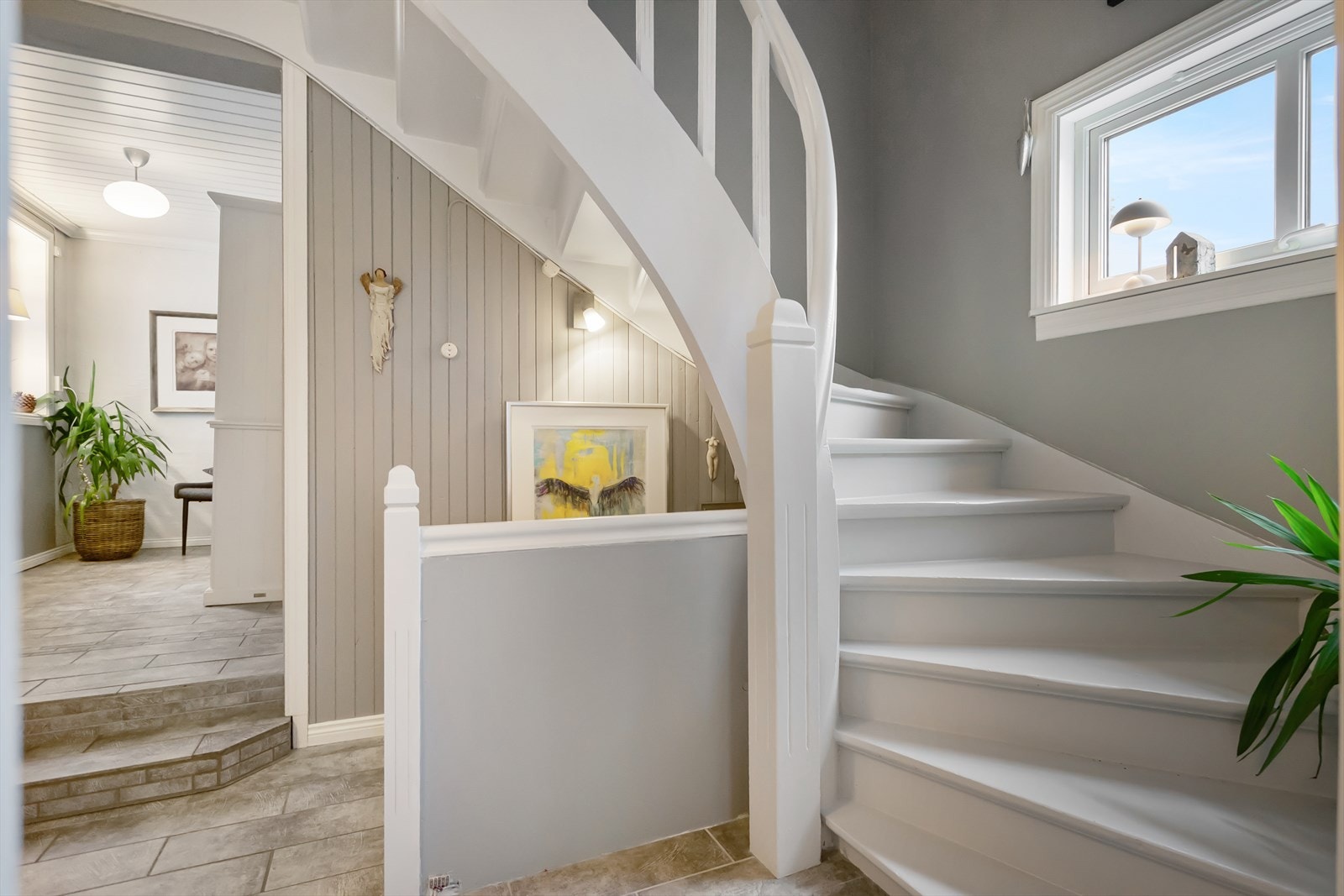 Flott trapp som binder etasjene sammen og leder deg opp til husets 2.etasje Galleribilde