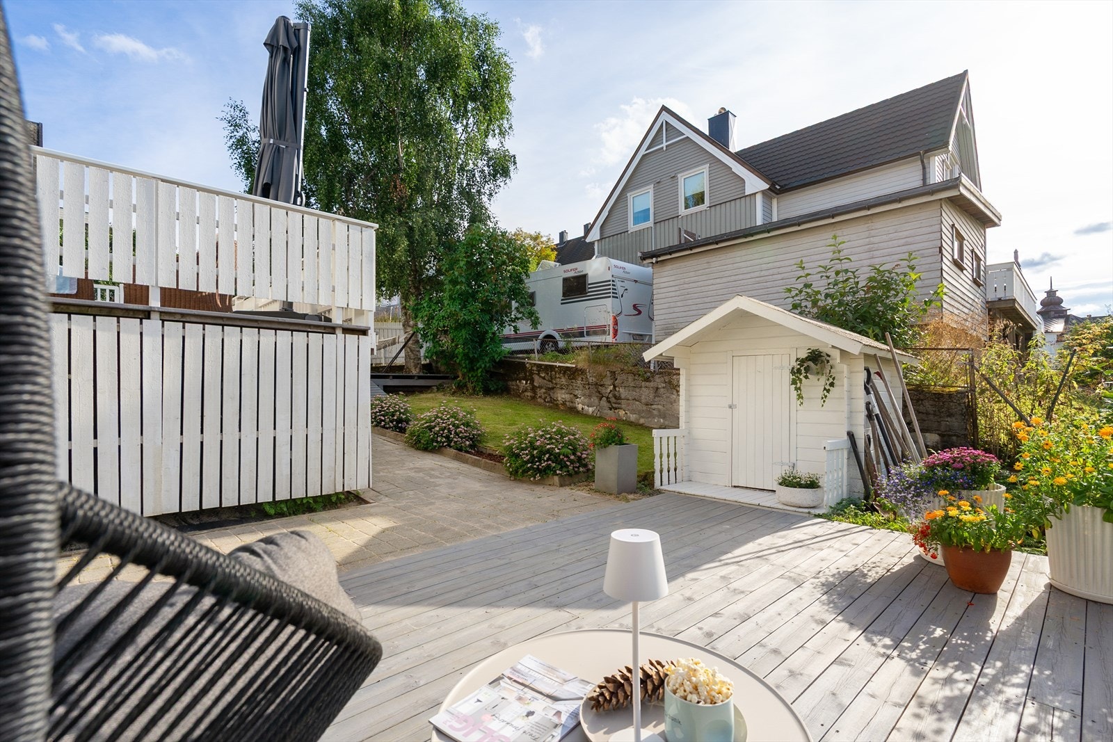 Koselig uteområde ved inngangspartiet - her er det plass til hyggelig sittegruppe Galleribilde