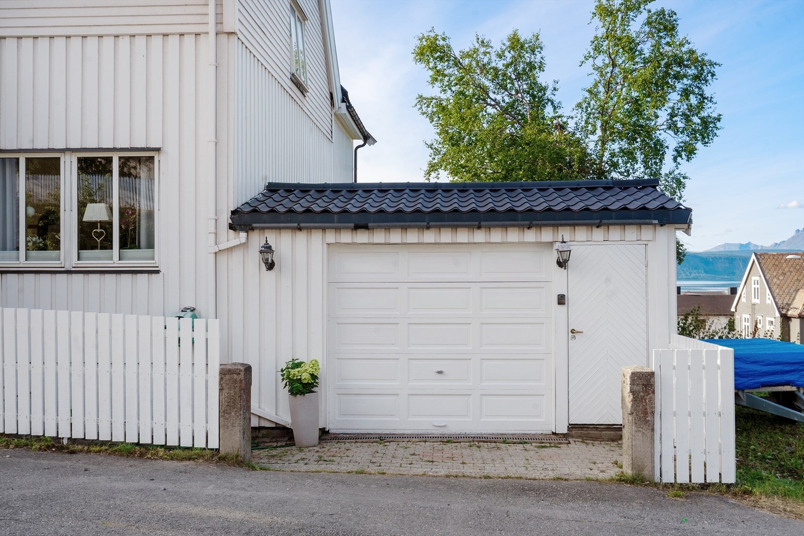 Eneboligen har tilhørende garasje Galleribilde