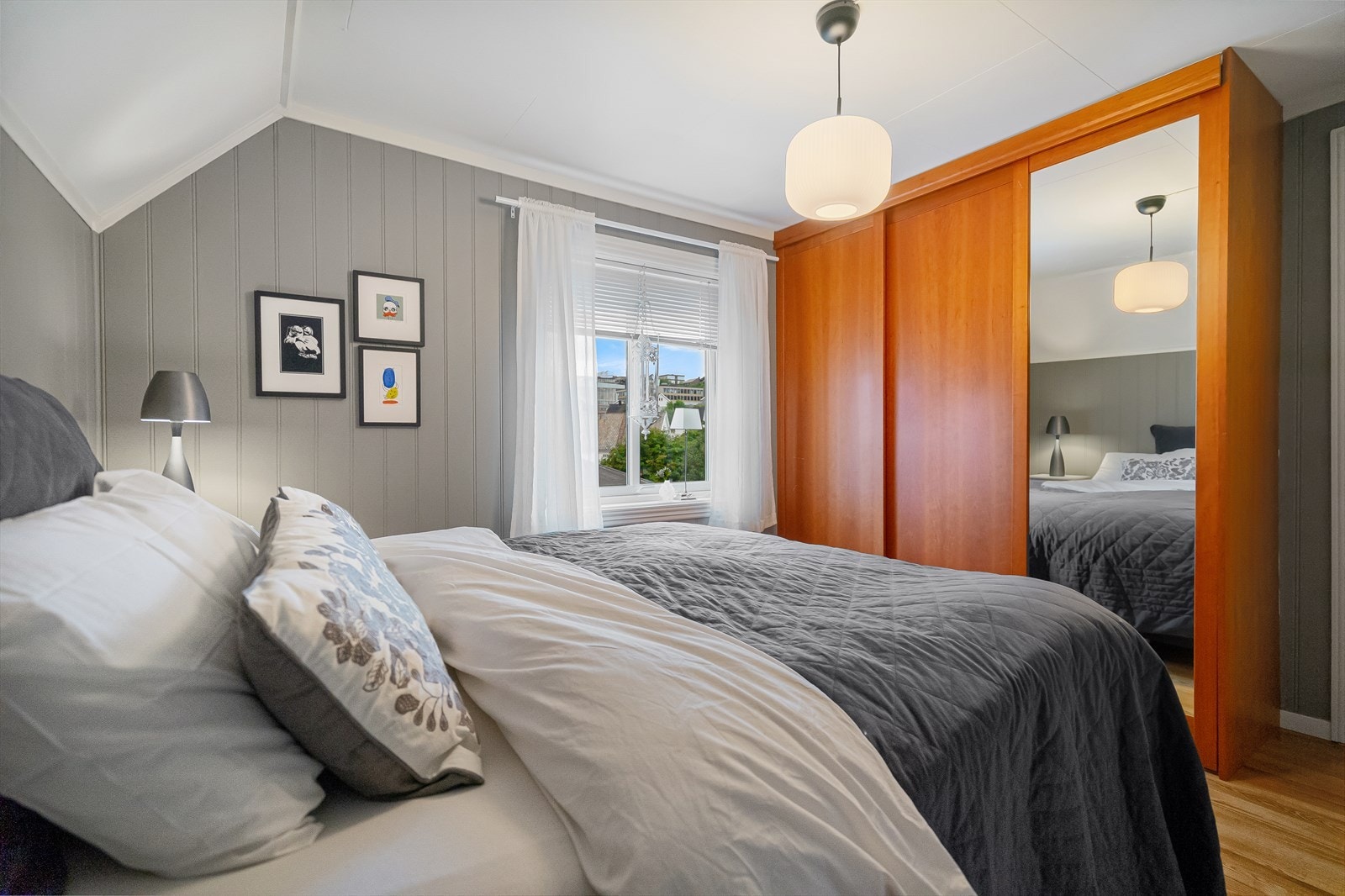 Soverom 1 - praktisk garderobeløsning kombinert med en lun atmosfære gir både komfort og orden Galleribilde