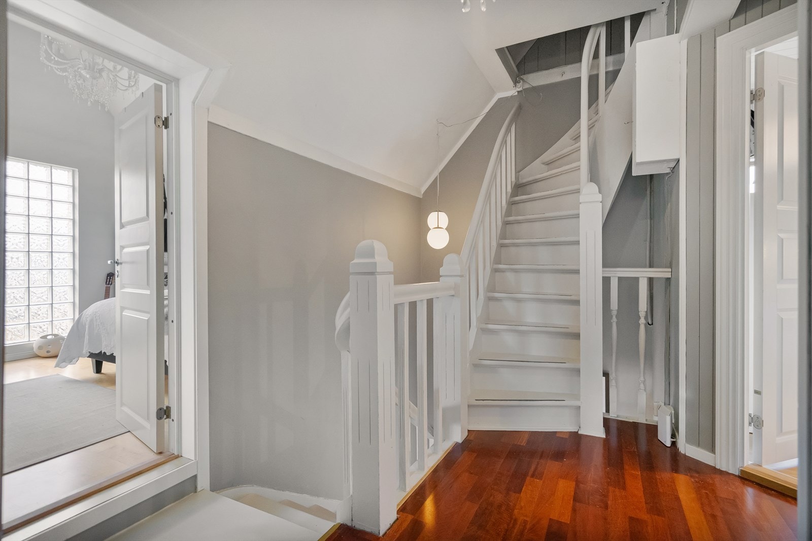 Den hvitmalte trappen leder deg opp til en sjarmerende loftsetasje med mange bruksområder Galleribilde