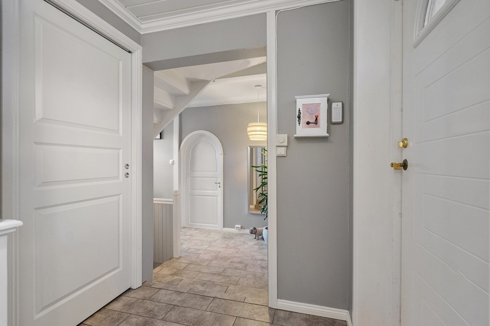 Fra gangen har du adkomst videre inn i boligens stue og kjøkken Galleribilde