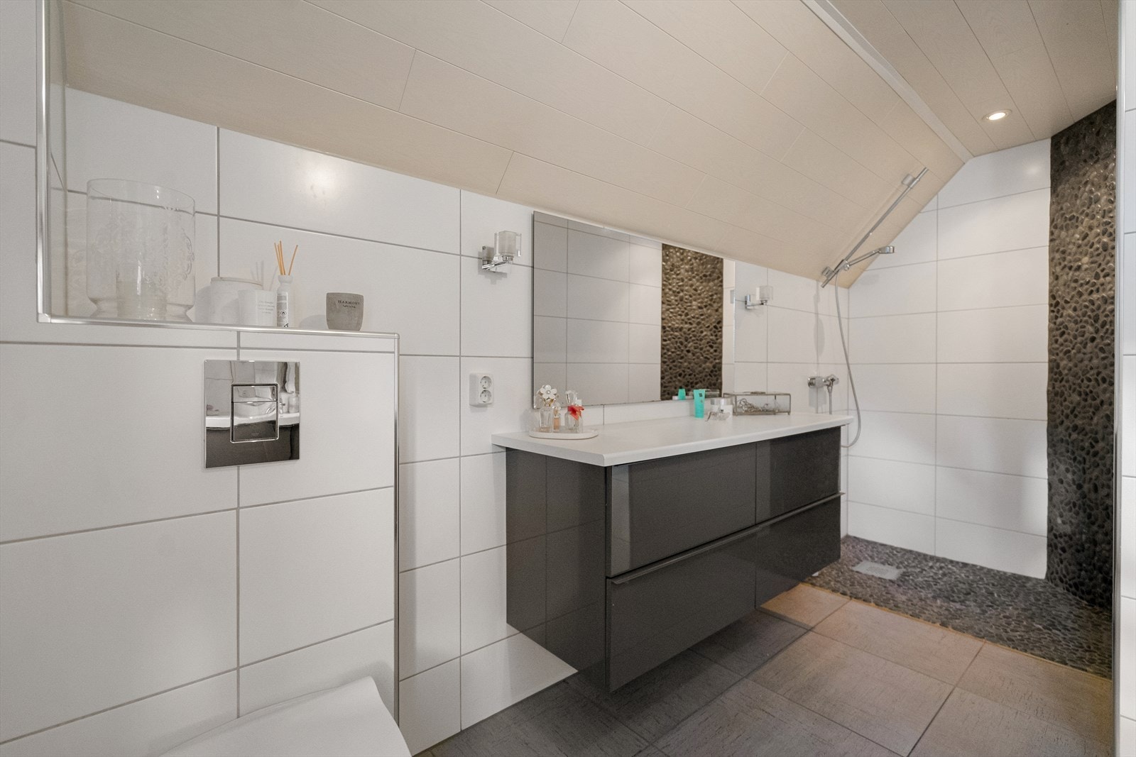 Baderommet byr på rikelig med plass og praktiske løsninger Galleribilde