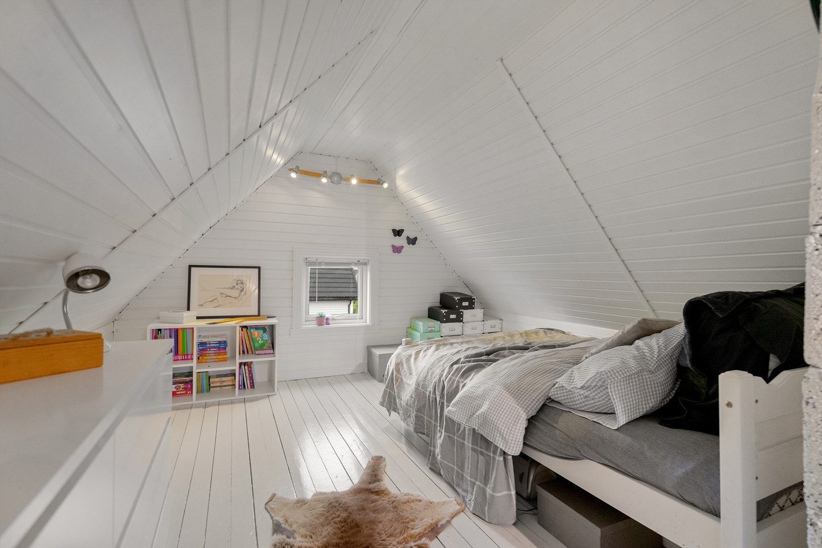 Deler av loftetasjen er innredet som et ekstra soverom - koselig og lun sone Galleribilde
