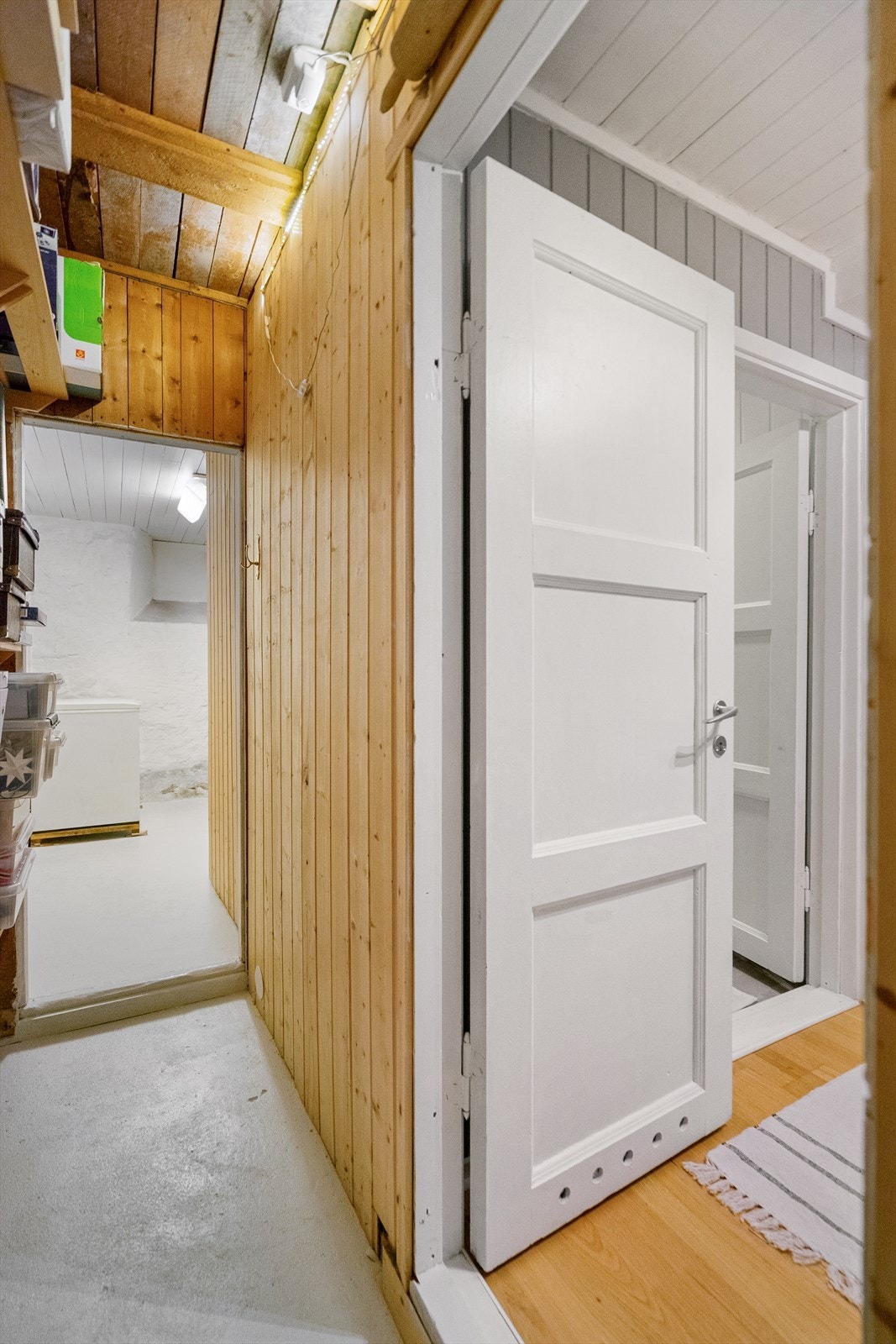 Praktisk bod med plass til fryser og hyller - perfekt til mat- og utstyrsoppbevaring Galleribilde