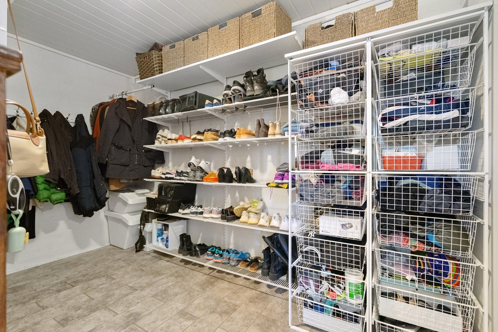 Smart garderobeløsning med rikelig oppbevaringsplass til både sko, klær og utstyr - ideelt for en aktiv familiehverdag Galleribilde