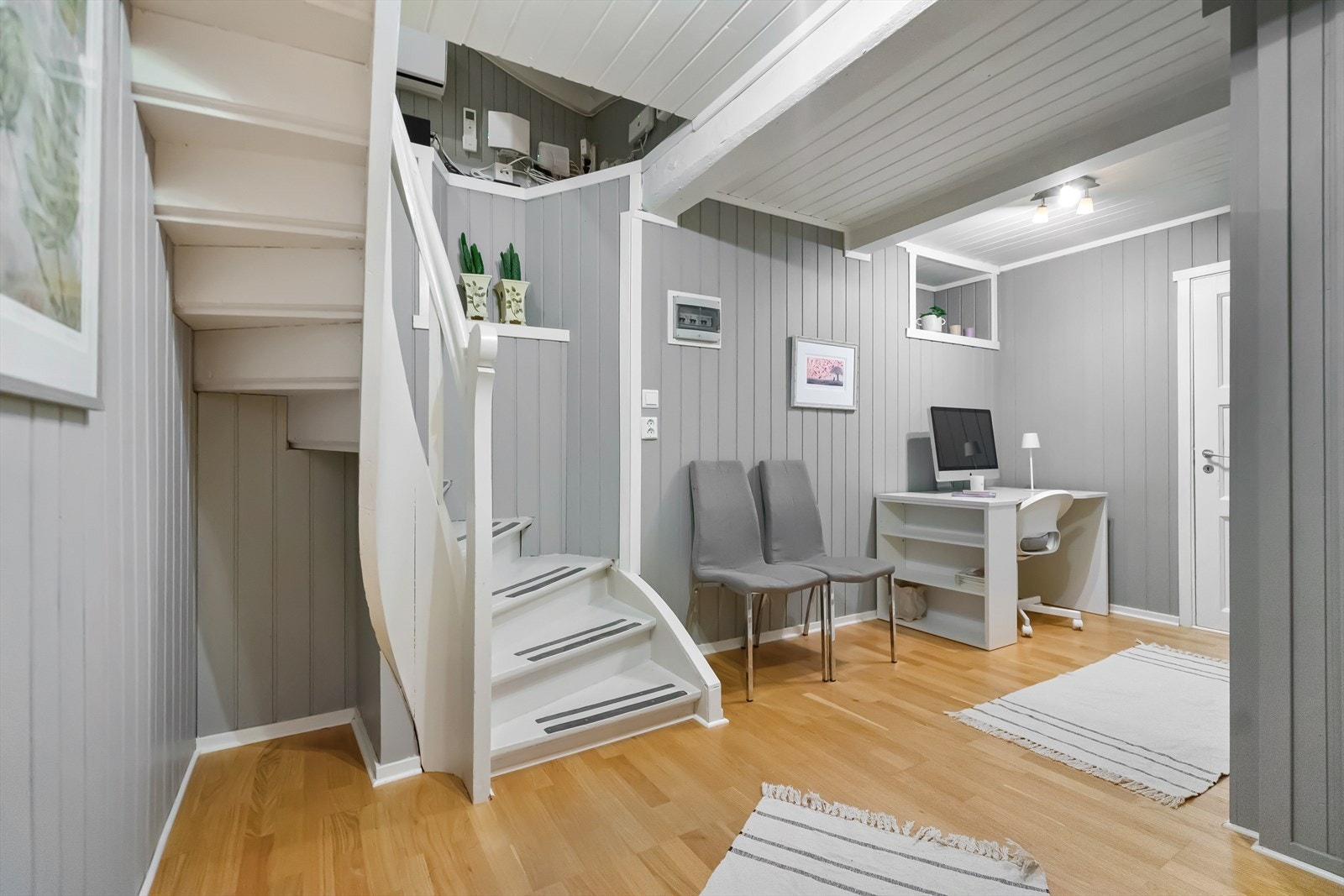 Trapp ned til husets kjelleretasje med praktiske rom og god lagringsplass. Galleribilde