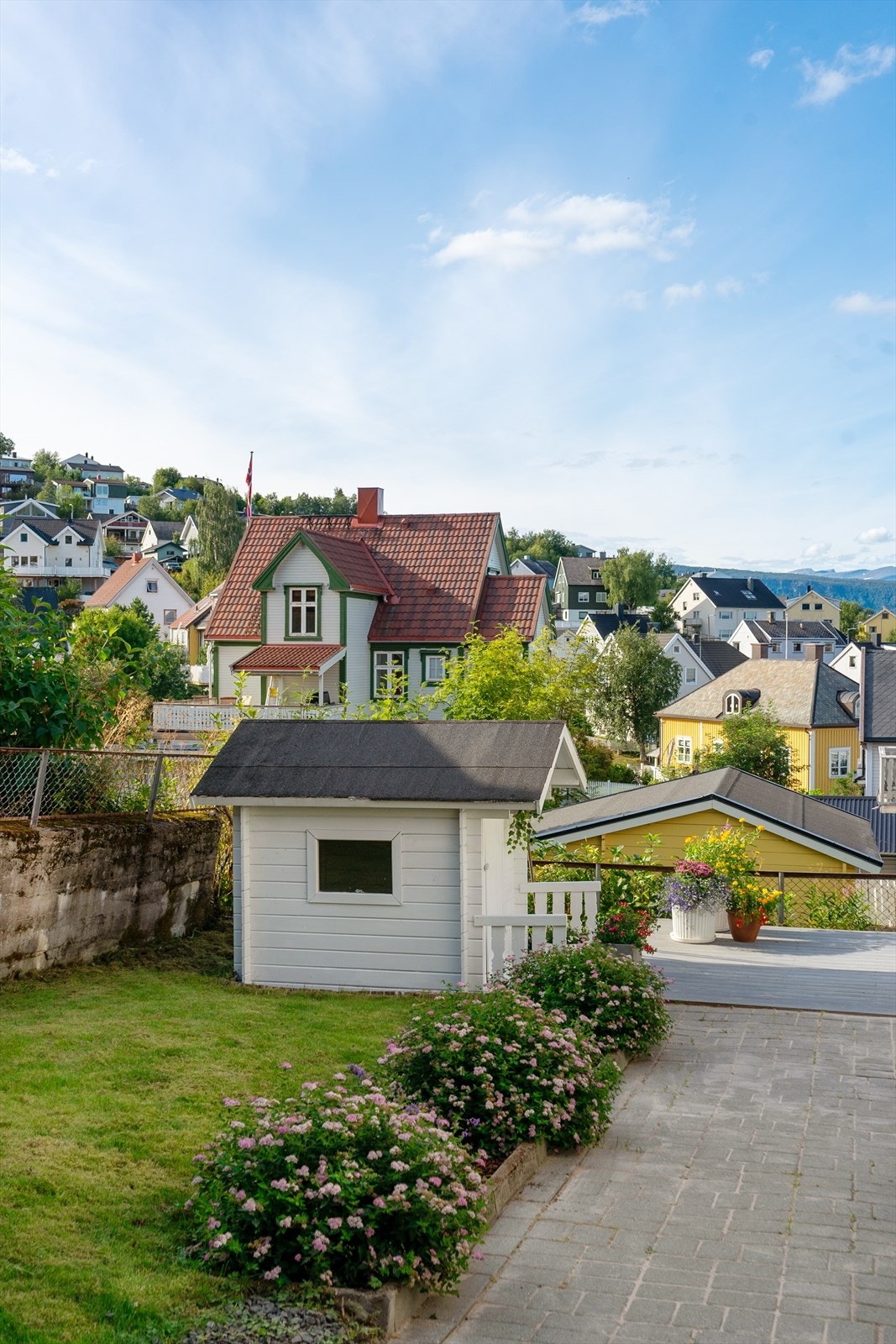 Et lite eventyrhus i hagen - perfekt for lek og kreativ utfoldelse for de minste Galleribilde