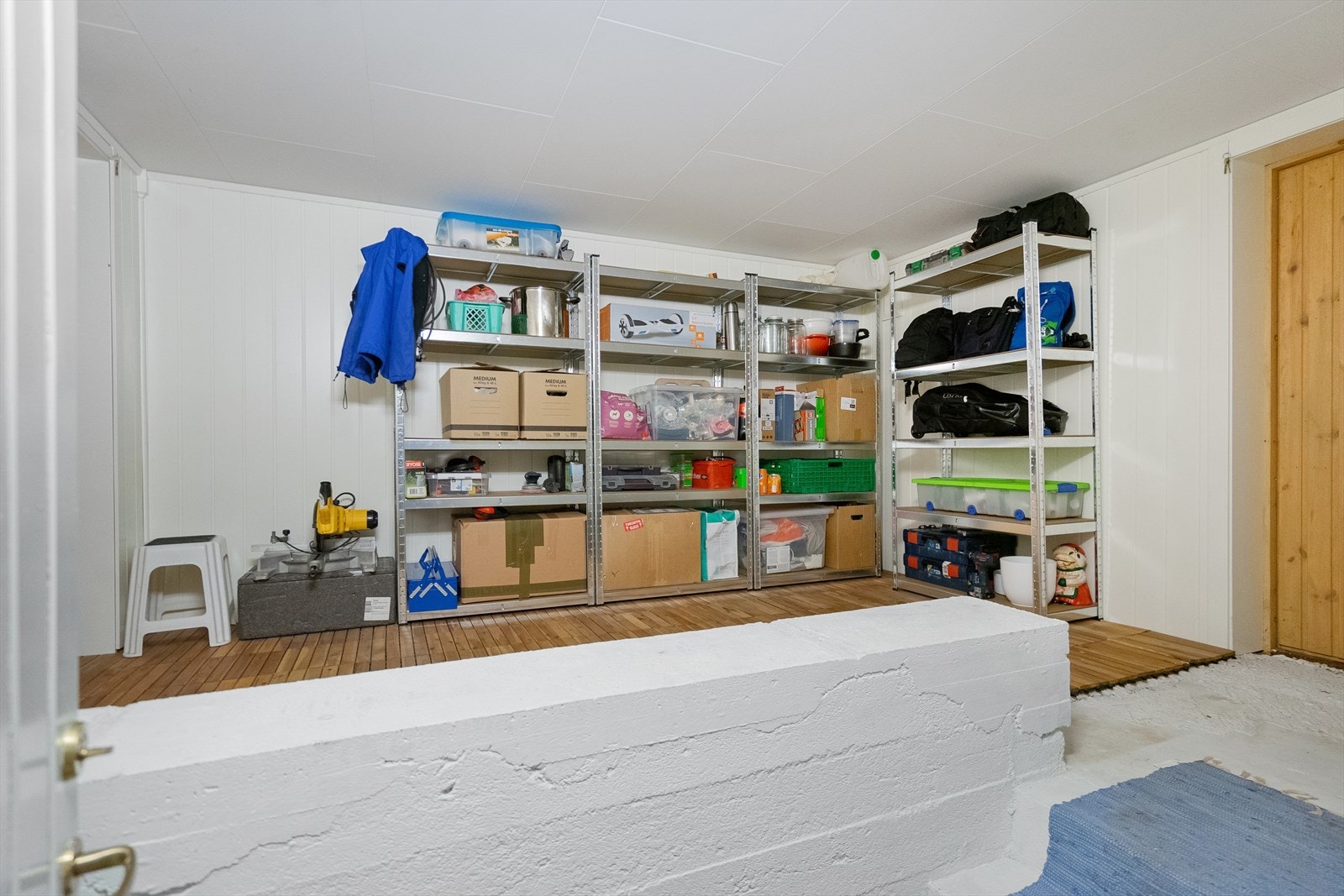 Her er det rikelig med plass til både verktøy, sesongutstyr og lagring Galleribilde