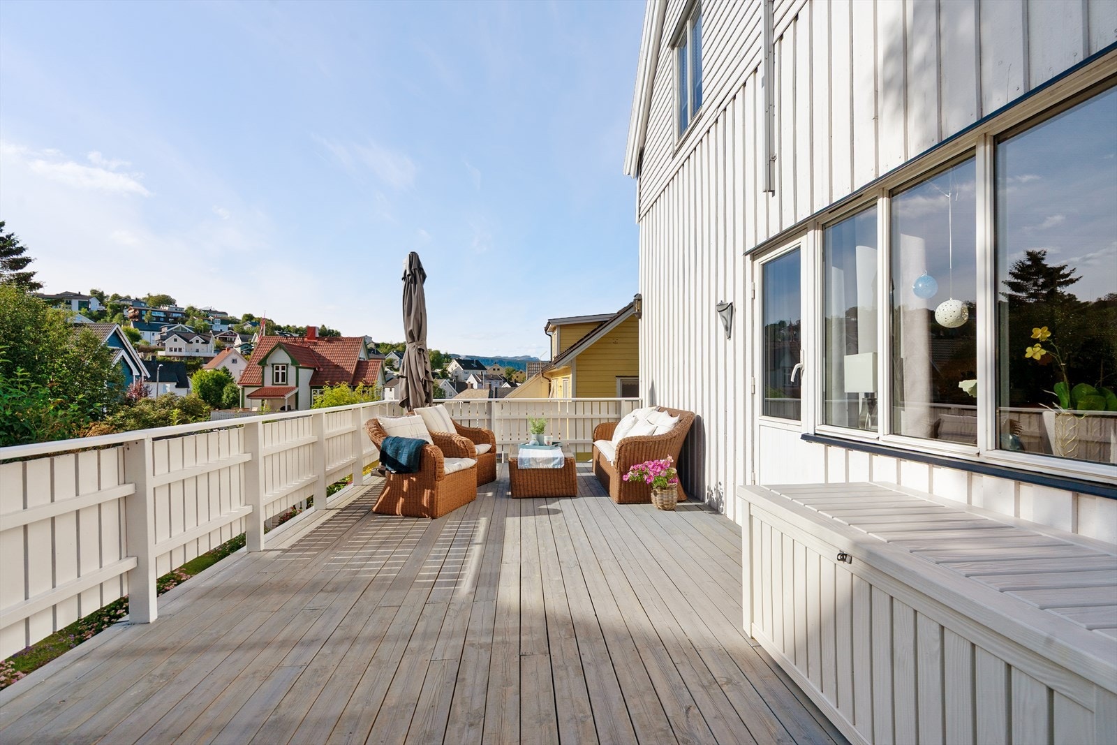 En romslig terrasse som virkelig inviterer til lange sommerdager med familie og venner Galleribilde