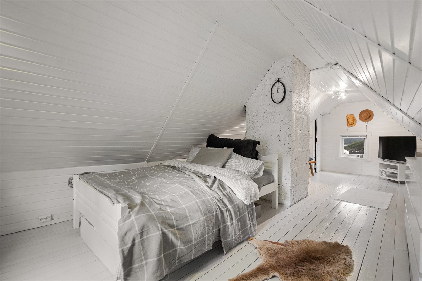 Loftet byr på fleksible romløsninger som kan tilpasses dine behov - enten det er soverom, kontor eller lekserom Galleribilde