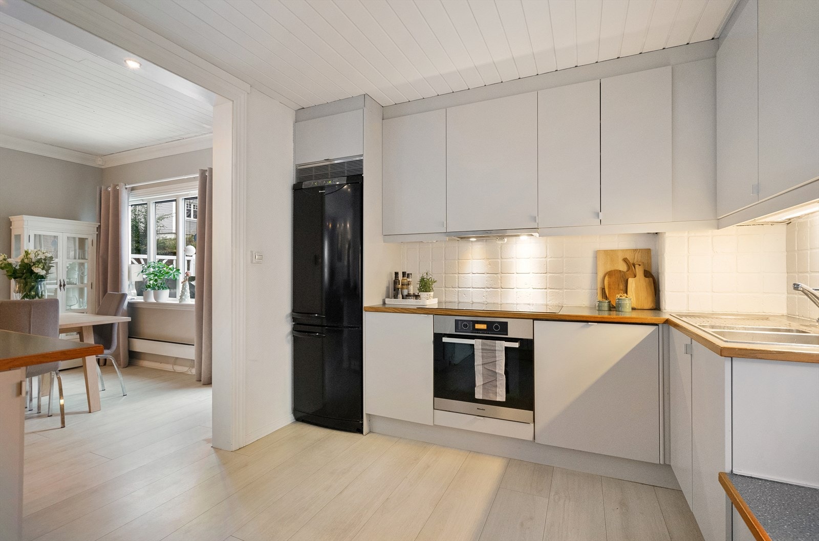 Et funksjonelt kjøkken med godt med benkeplass og moderne løsninger som gjør hverdagen enkel Galleribilde